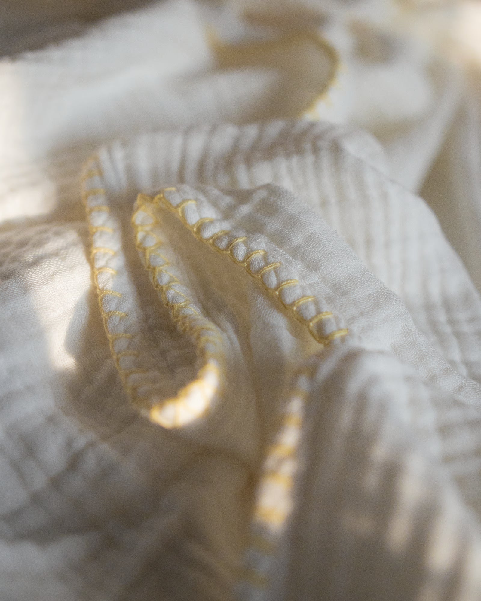 #color_White with Yellow Stitch